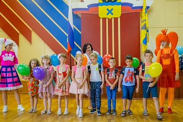 С рюкзаками за плечами и улыбками на лицах